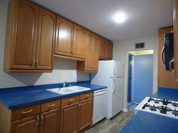 3rd image of 883 Crest Dr