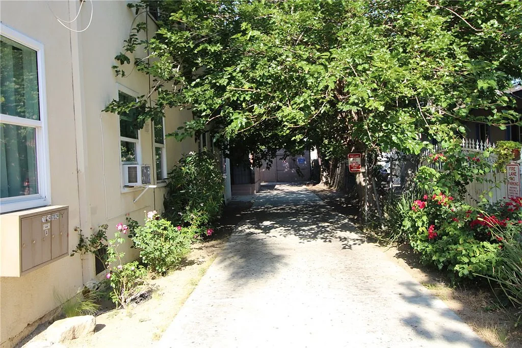 2 bed, 1000 sqft, $2,250 — Photo 2