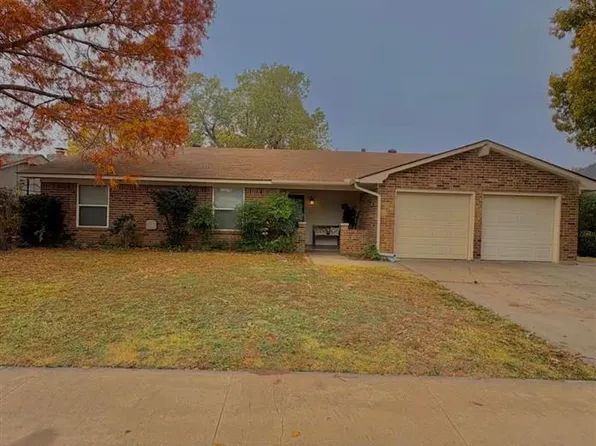 2304 NW Nottingham Rd, Lawton, OK 73505