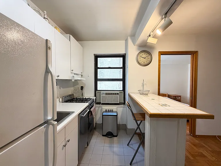 140 E 56th St #3B — Photo 6
