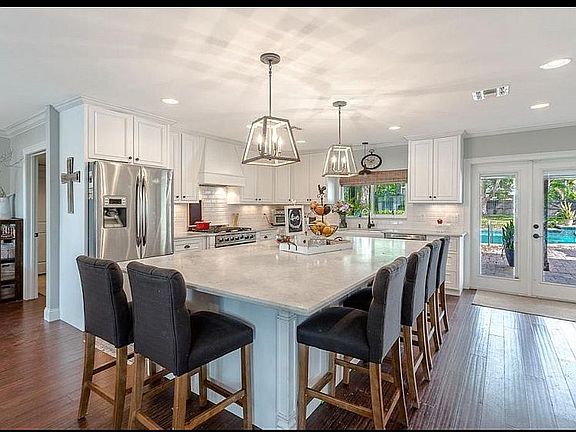 2nd image of 1865 Oak Ln
