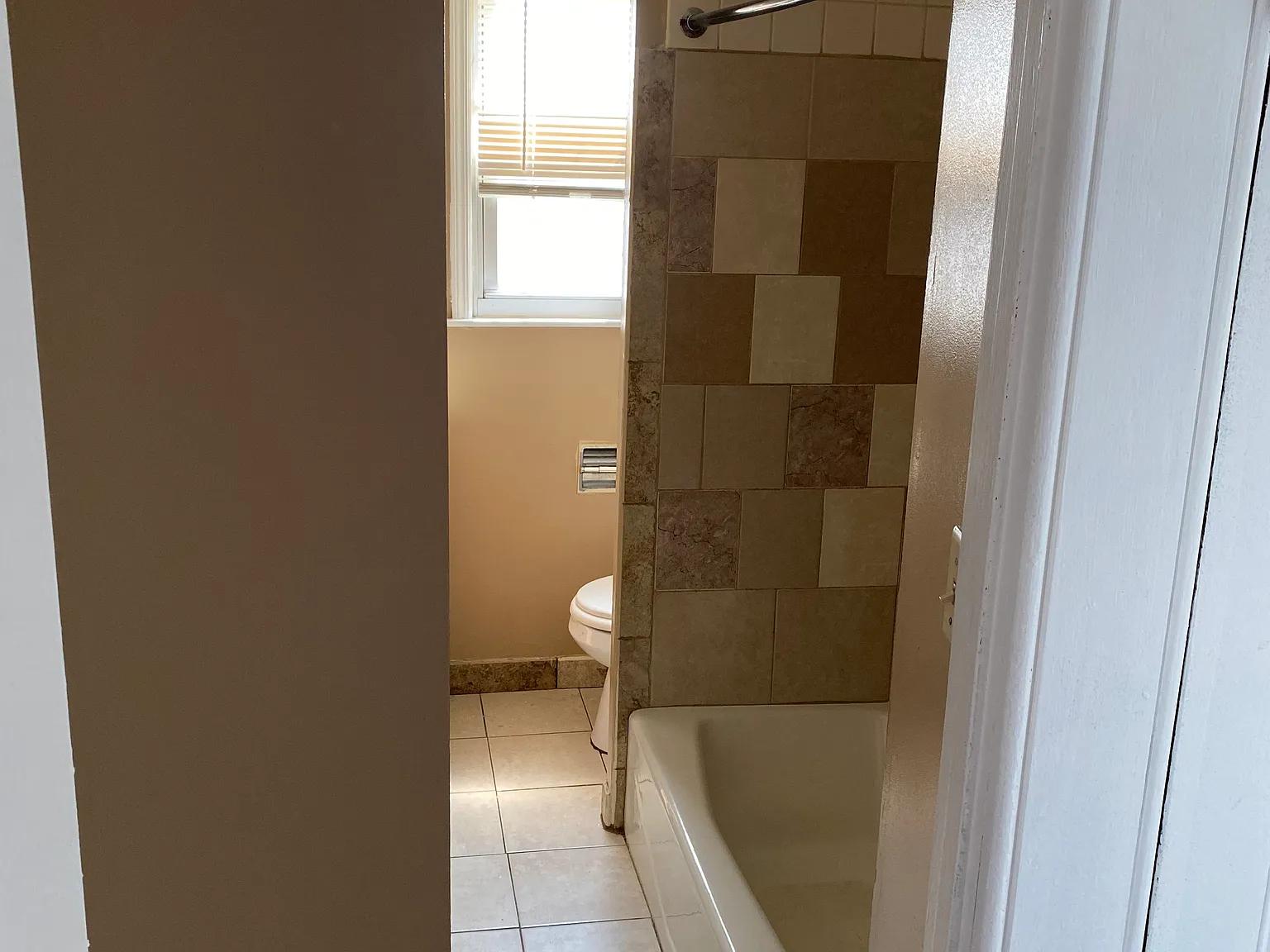 3 bed, 1300 sqft, $2,300 — Photo 3