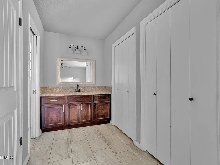 3709 Roslyn Dr — Photo 22