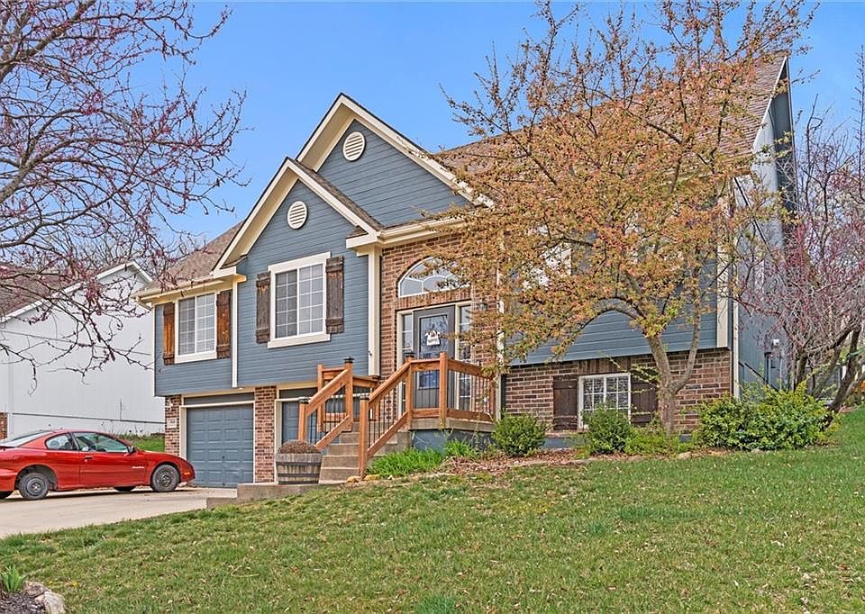 1st image of 444 SW Foot Hill Dr