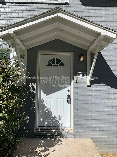 2013 W Sycamore St Photo 1