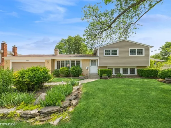 2301 N Williamsburg St, Arlington Heights, IL 60004