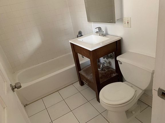 4th image of 857 W Cornelia Ave APT 2S