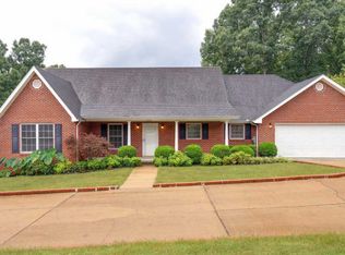 2000 N Oak Dr, Centerville, TN 37033