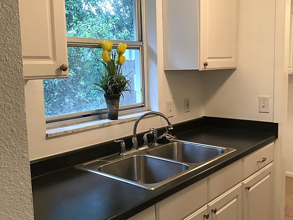 5th image of 610 Dogwood Ct