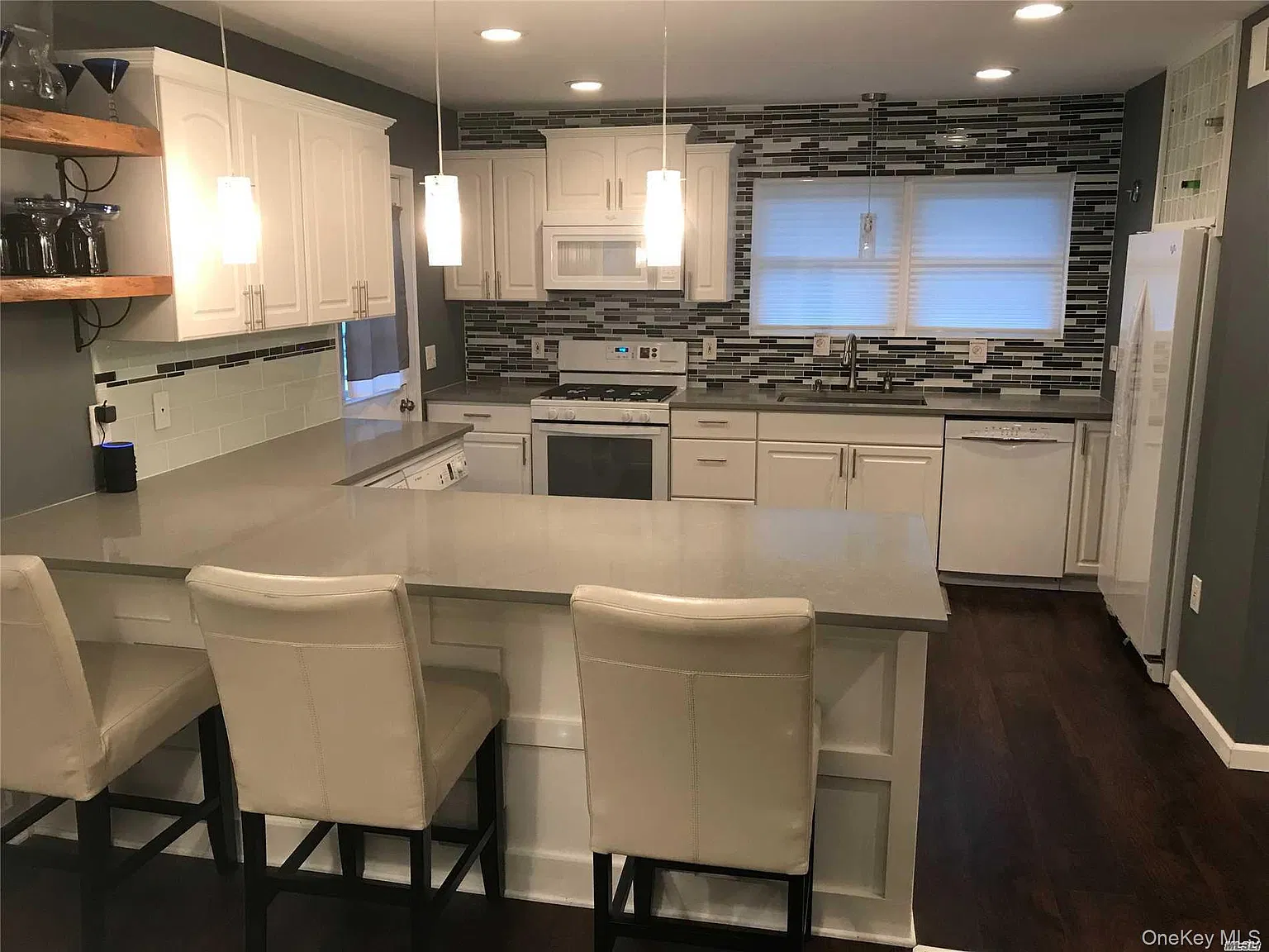 2 bed, 1.0 bath, 1075 sqft, $3,200 — Photo 2