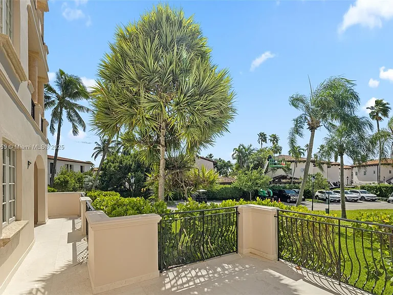 19216 Fisher Island Dr #19216 — Photo 40