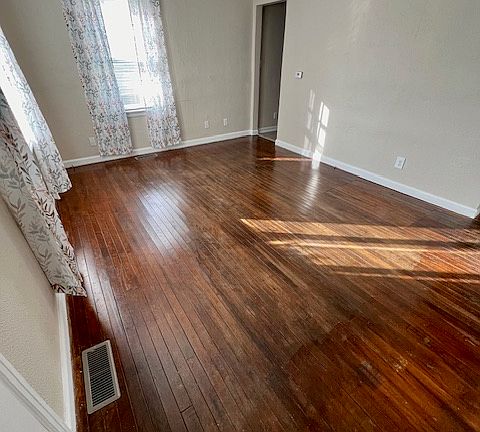 3rd image of 1621 N New York Ave