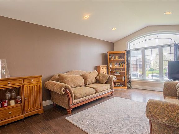4th image of 234 Clairwood Cres