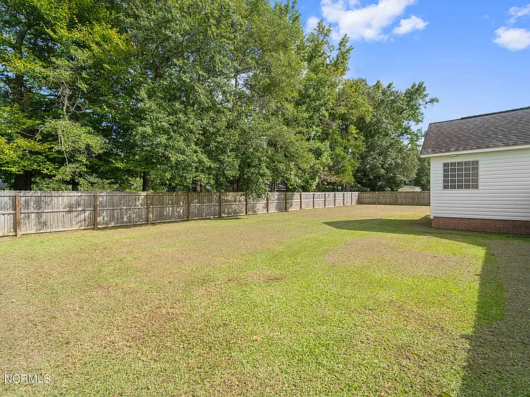 102 Mendover Dr — Photo 24