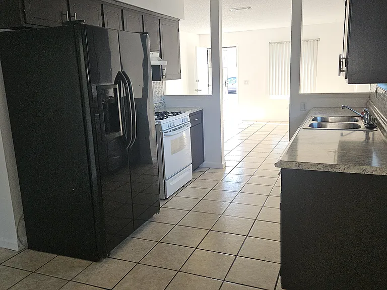 1190 Beverly Dr #F — Photo 2