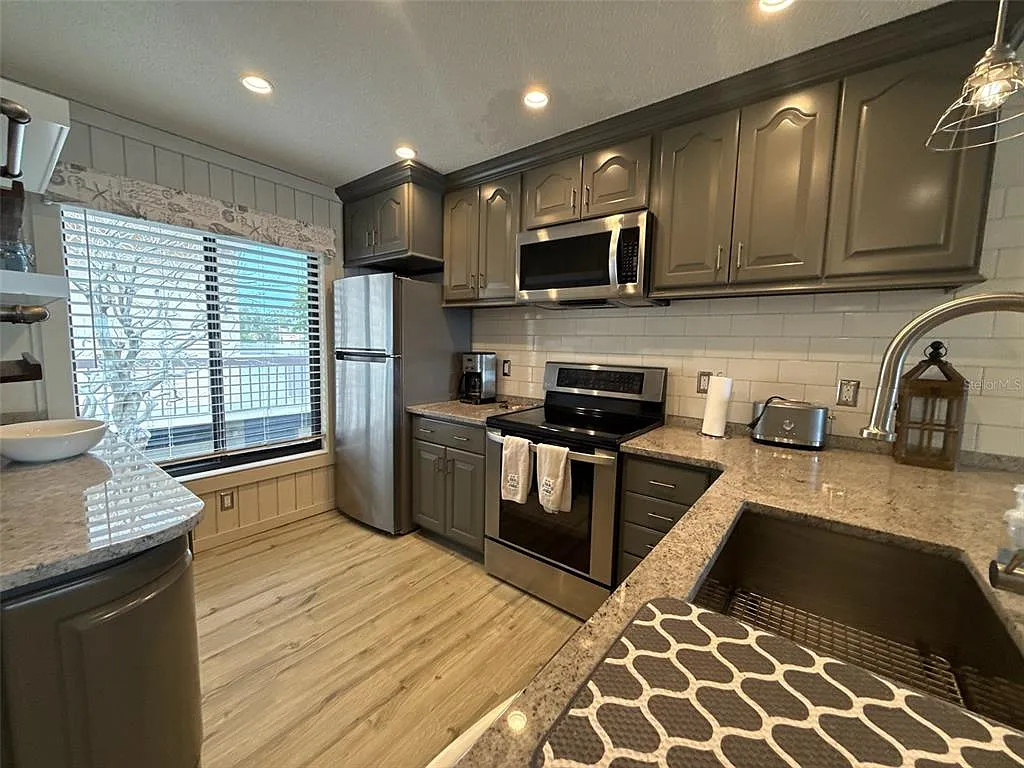2 bed, 2.0 bath, 890 sqft, $2,400 — Photo 4