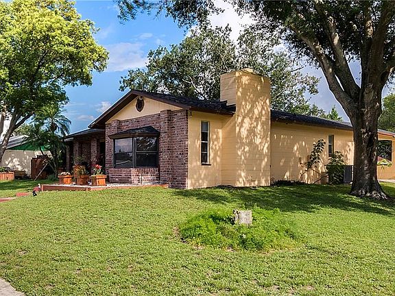 2nd image of 1201 Oakwood Ln