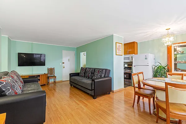 Sold by Thomas Lipovetsky, LREB | media 14