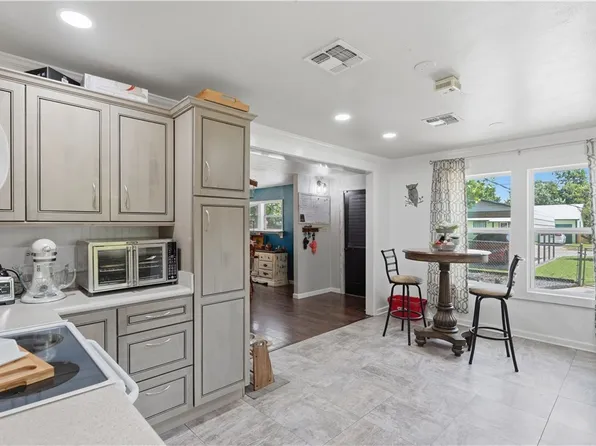 733 E Krezdorn St, Seguin, TX 78155
