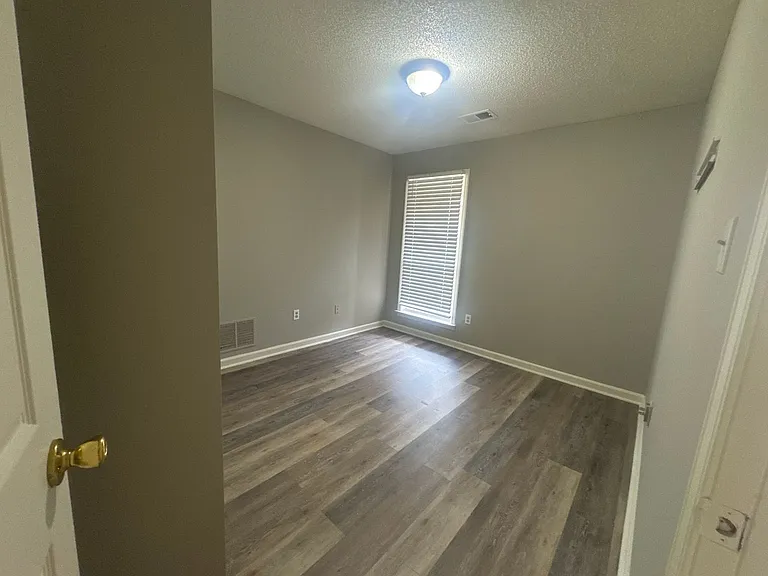 615 Ashley Glen Cir E — Photo 11