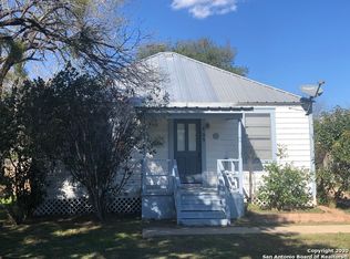 305 E Thornton St, Three Rivers, TX 78071