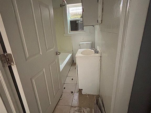 5th image of 3128 Sloan St