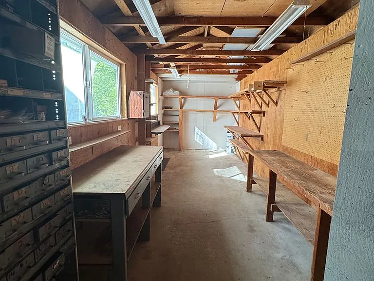 555 Hamlin Dr — Photo 15