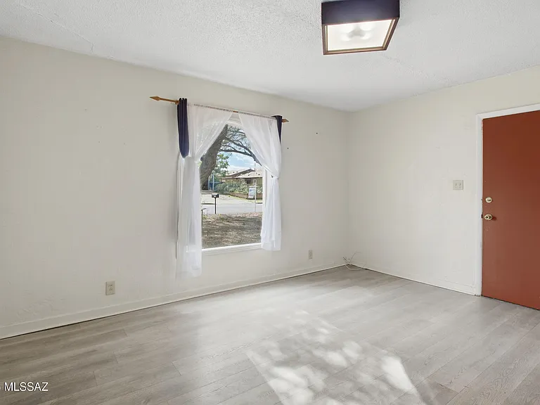1419 E Linden St — Photo 4