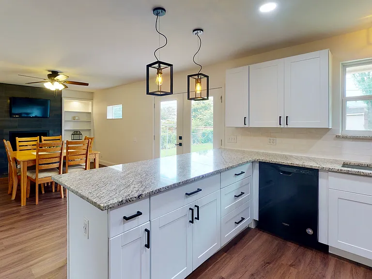 808 Scottsdale Dr — Photo 3