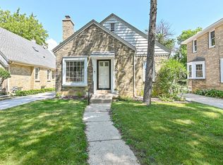 920 E Courtland Pl, Whitefish Bay, WI