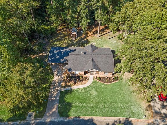 4th image of 183 Westwood Dr E