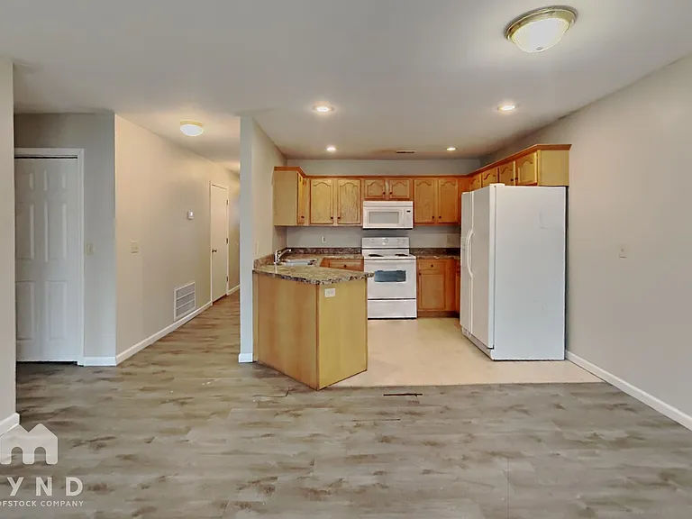 1130 S Clifton Ave — Photo 4