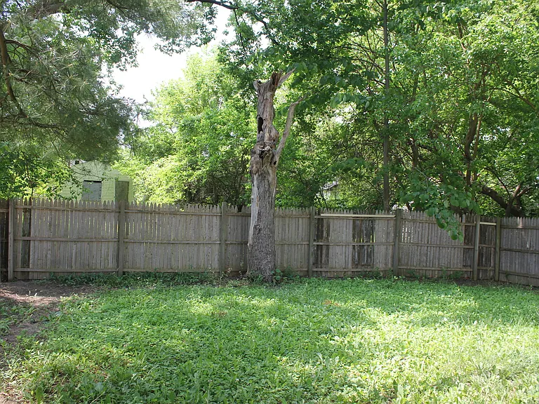 2702 Maryland Ave — Photo 3