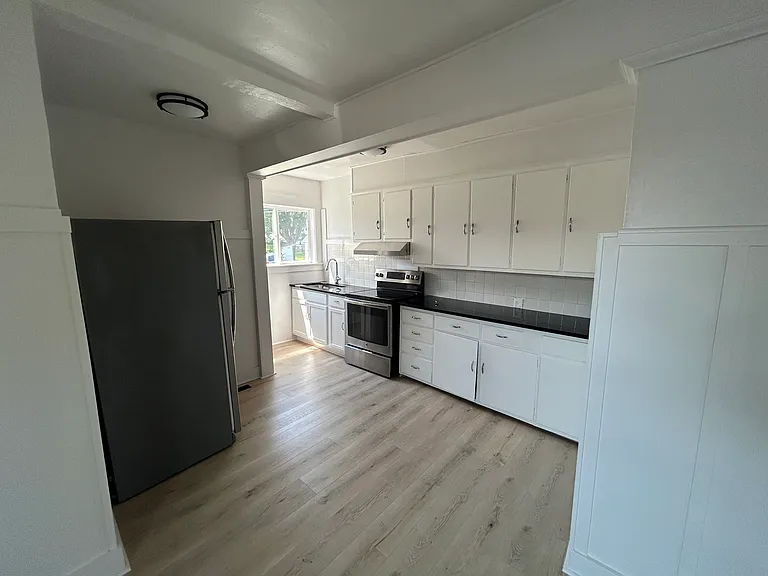 481 Oakwood Ave — Photo 1