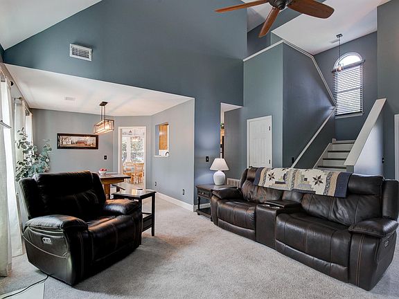 3rd image of 207 Long Ridge Dr