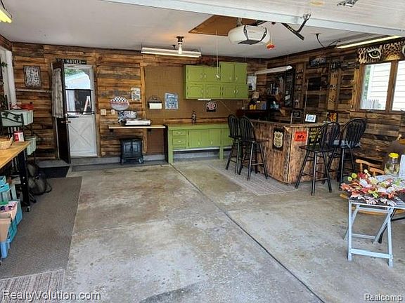 2nd image of 682 Metcalf Dr