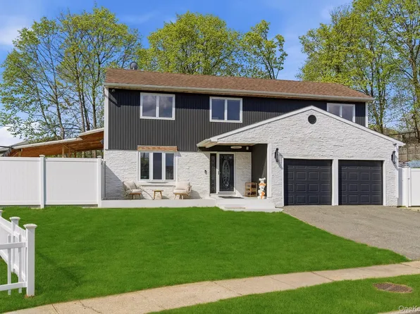 3 Rustic Court, Plainview, NY 11803