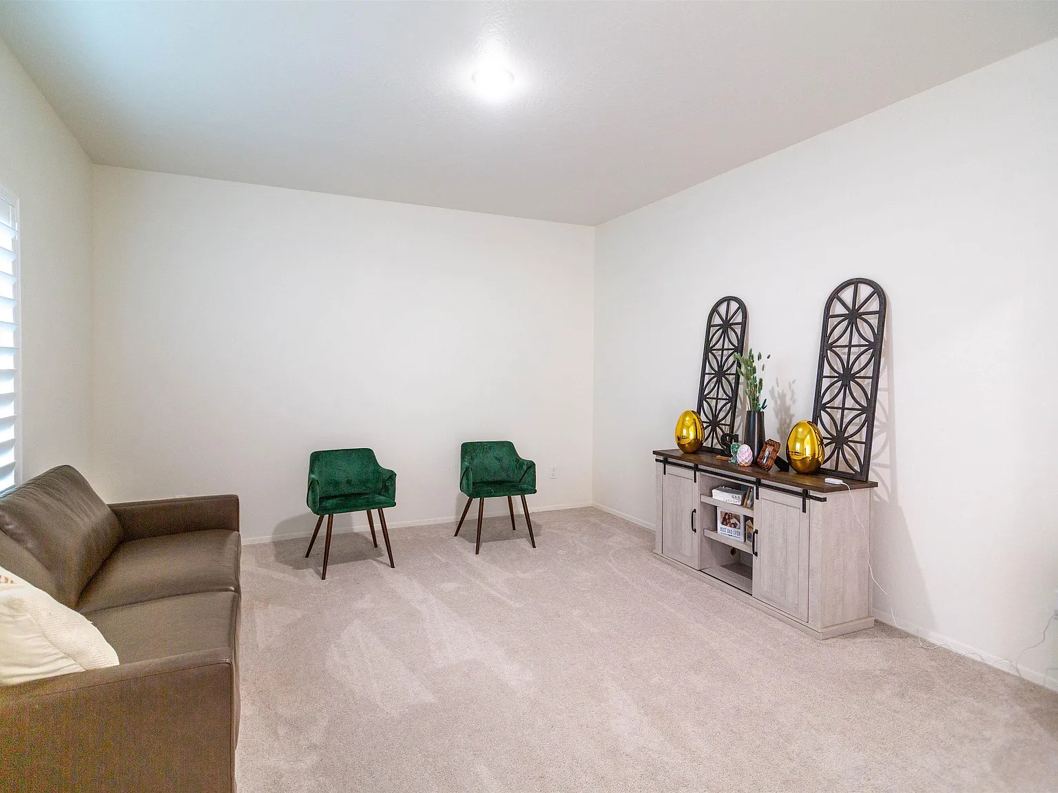4 bed, 3.0 bath, 2024 sqft, $3,700 — Photo 4