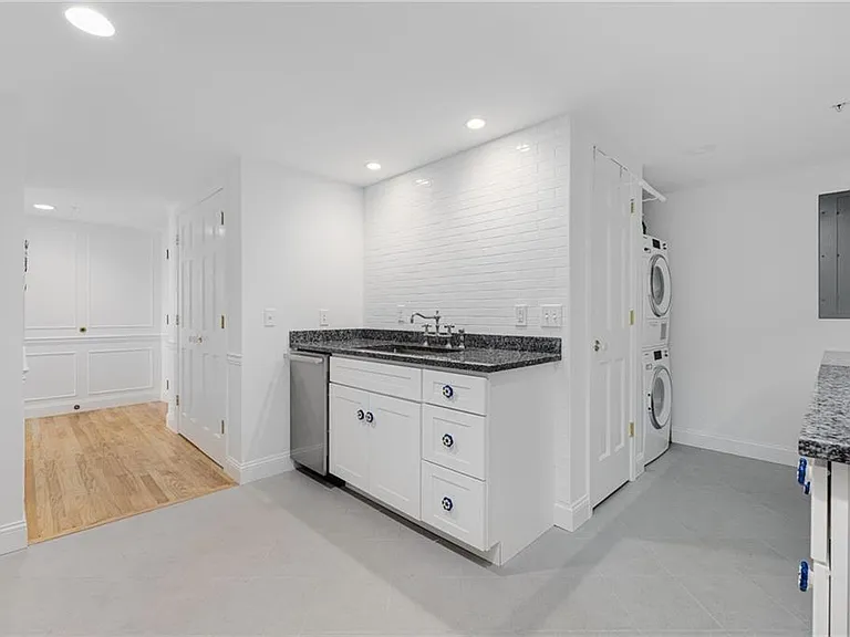 53 Conanicus Ave #3A — Photo 24