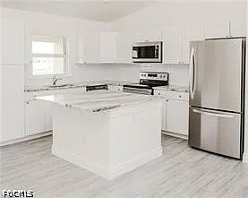 3 bed, 2.0 bath, 1417 sqft, $2,100 — Photo 2