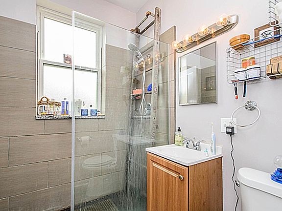 5th image of 1447 W Balmoral Ave APT 3S