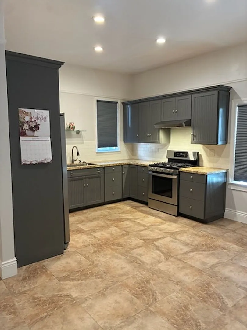 Available Now! 2 Bedroom 1 Bath In Mansion Flats — Photo 3
