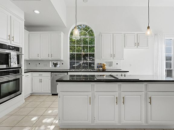 4th image of 20731 Maple Village Dr