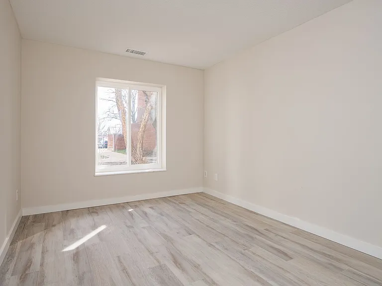 The Oaks Apartments — Photo 15
