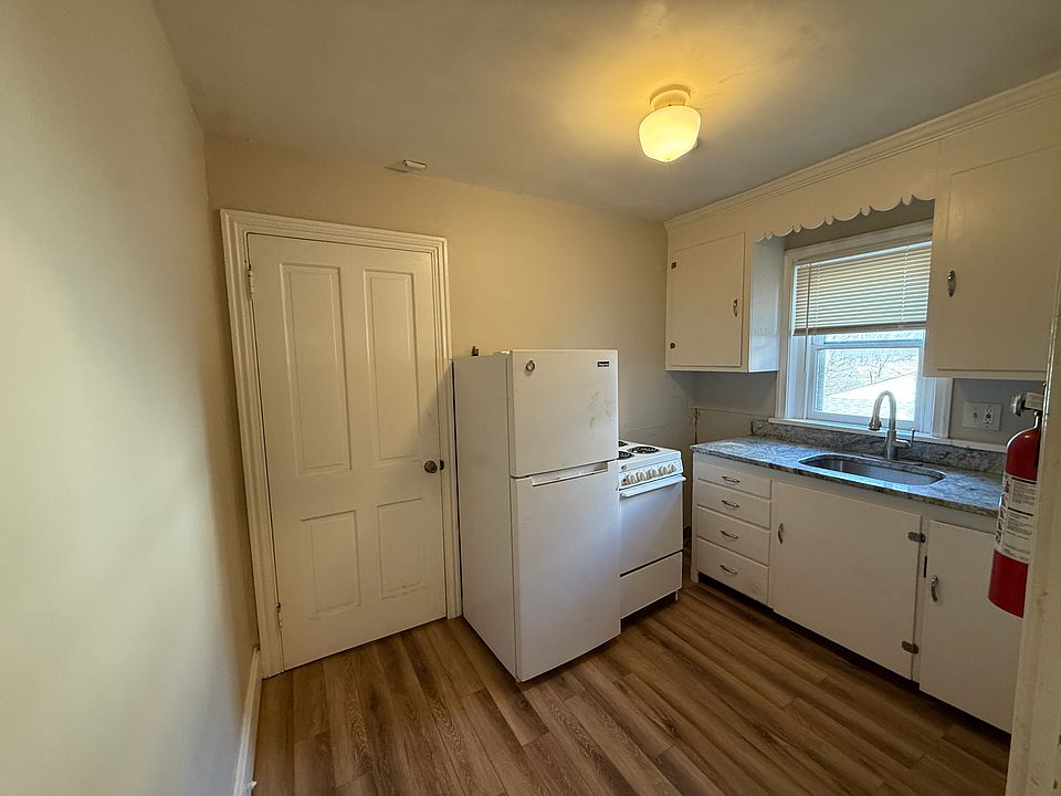 1st image of 105 Webster Ave Floor 2