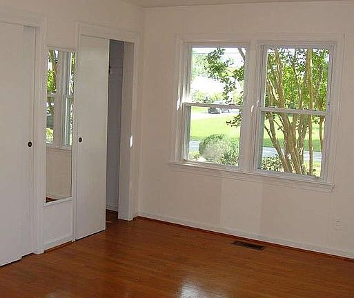 5th image of 219 Stratford Ave