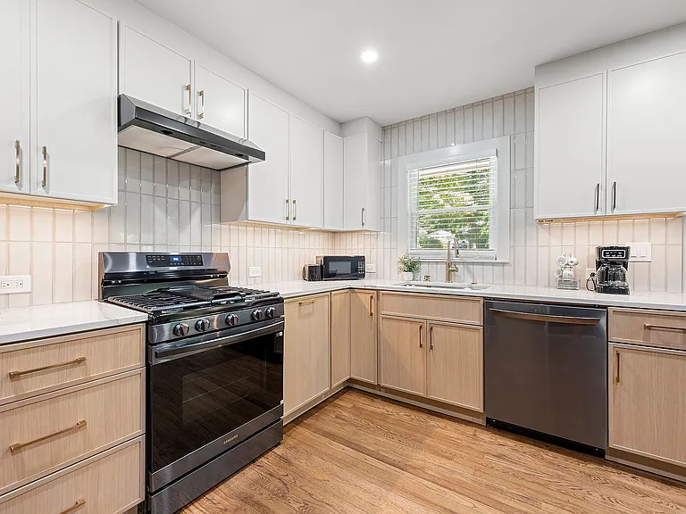 1540 Berkeley Ln NE — Photo 10