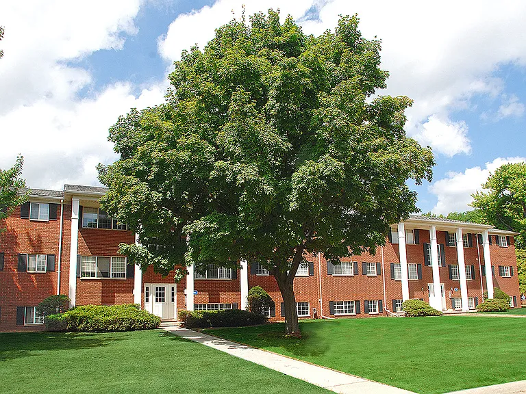 Great Troy location, beautiful amenity-rich setting and full-featured apartments.