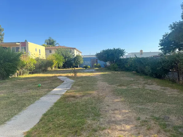 18414 Saticoy St, Reseda, CA 91335