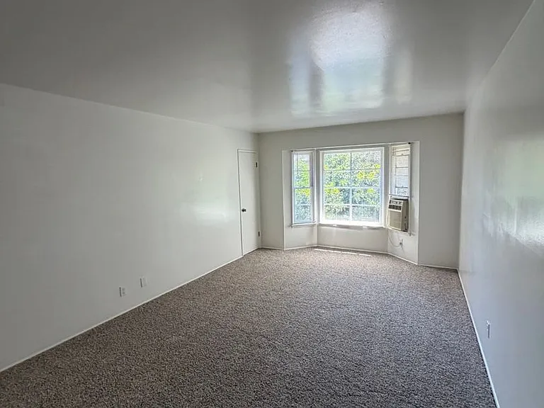 Spacious 2-bedroom apartment for rent — Photo 4